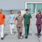 ナガイレーベン2024年新商品「MACKINTOSH PHILOSOPHY medicalwear」スクラブ＆コートの写真